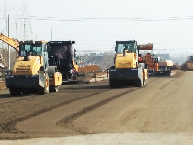 施工机械：摊铺机、压路机